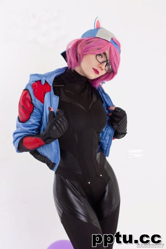 长腿翘臀的香甜正妹 火辣纤腰的白俄COSER