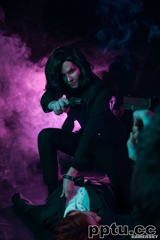 俄妹COS《疾速追杀》性转基努里维斯 女杀神气场不减