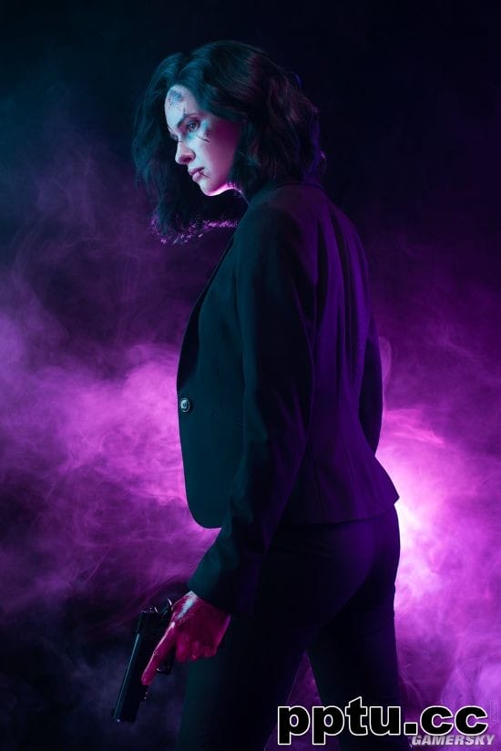 俄妹COS《疾速追杀》性转基努里维斯 女杀神气场不减