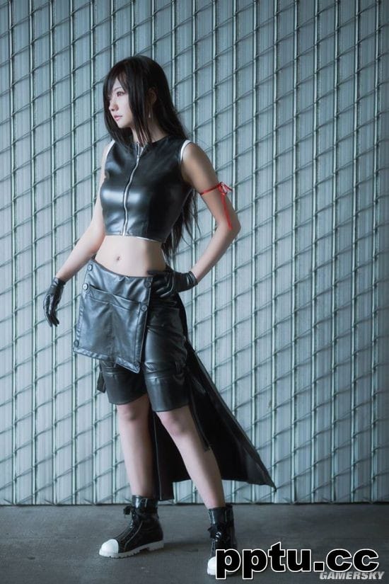 《最终幻想7》蒂法COS 皮衣女神绝妙身材