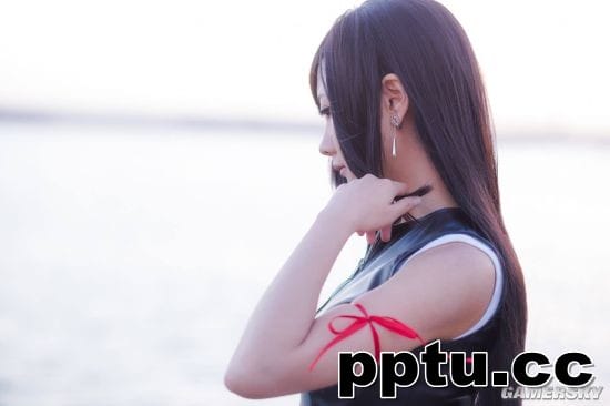 《最终幻想7》蒂法COS 皮衣女神绝妙身材