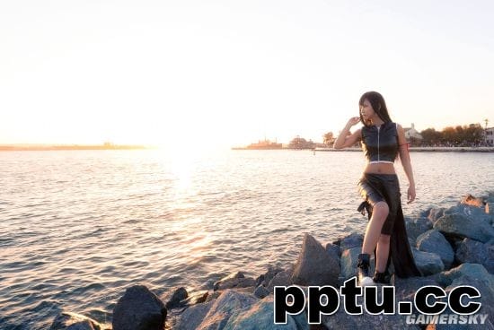 《最终幻想7》蒂法COS 皮衣女神绝妙身材