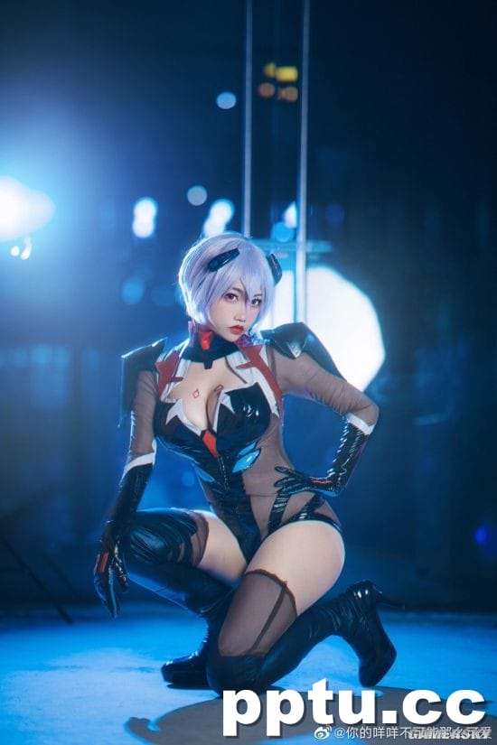 国内小姐姐《EVA》绫波丽战斗服COS 黑丝下的三无少女