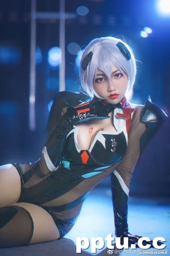 国内小姐姐《EVA》绫波丽战斗服COS 黑丝下的三无少女