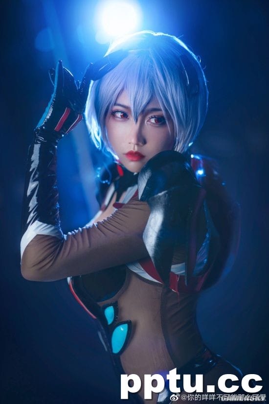 国内小姐姐《EVA》绫波丽战斗服COS 黑丝下的三无少女