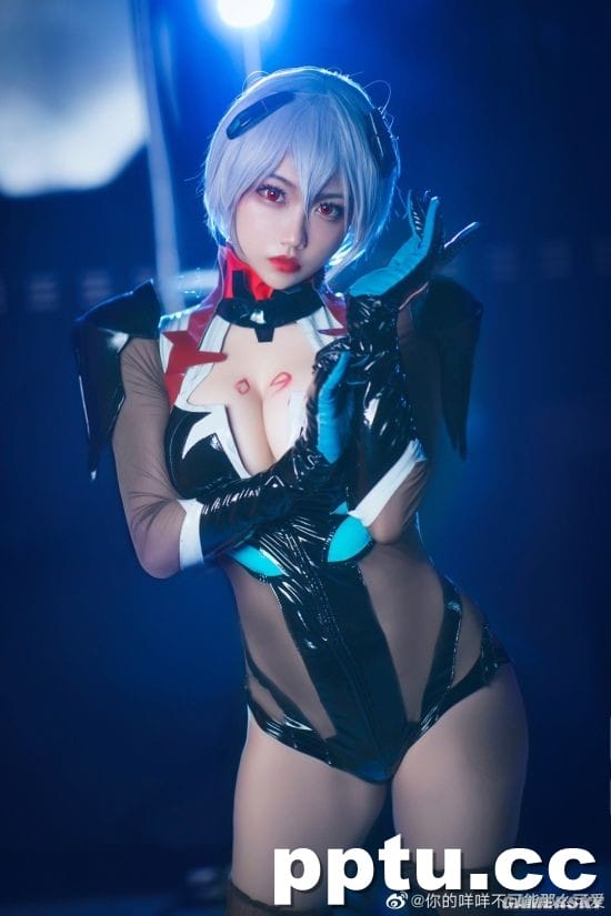 国内小姐姐《EVA》绫波丽战斗服COS 黑丝下的三无少女