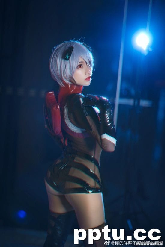 国内小姐姐《EVA》绫波丽战斗服COS 黑丝下的三无少女