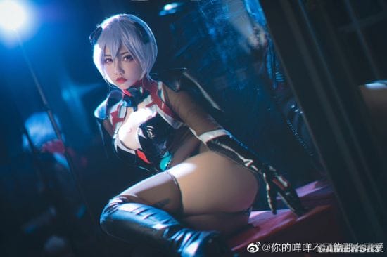 国内小姐姐《EVA》绫波丽战斗服COS 黑丝下的三无少女