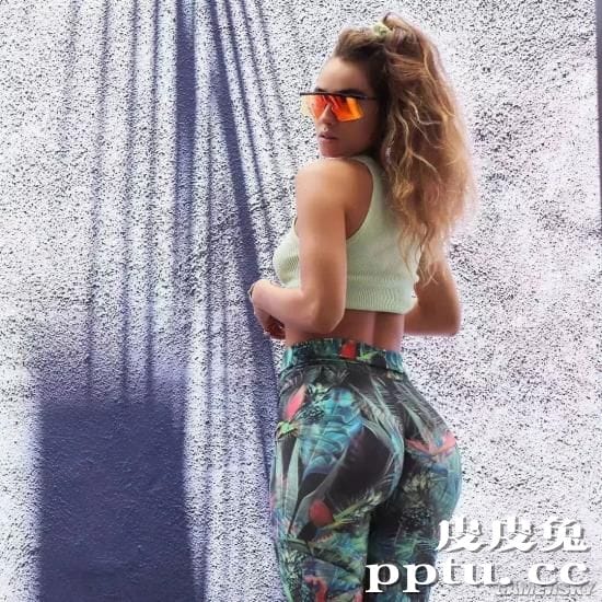 蜂腰翘臀却被质疑 丁字裤女王Sommer Ray怒怼网友