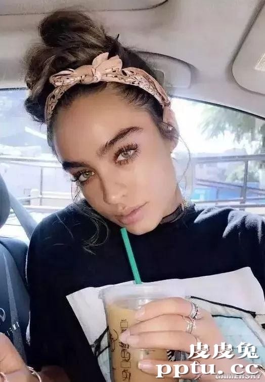 蜂腰翘臀却被质疑 丁字裤女王Sommer Ray怒怼网友