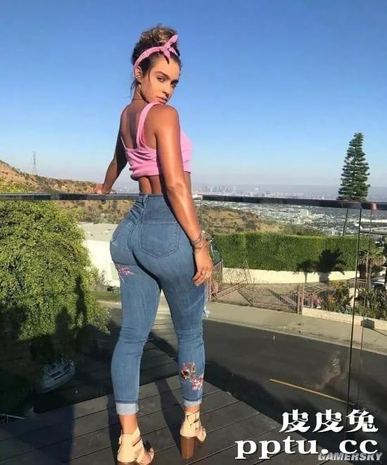 蜂腰翘臀却被质疑 丁字裤女王Sommer Ray怒怼网友