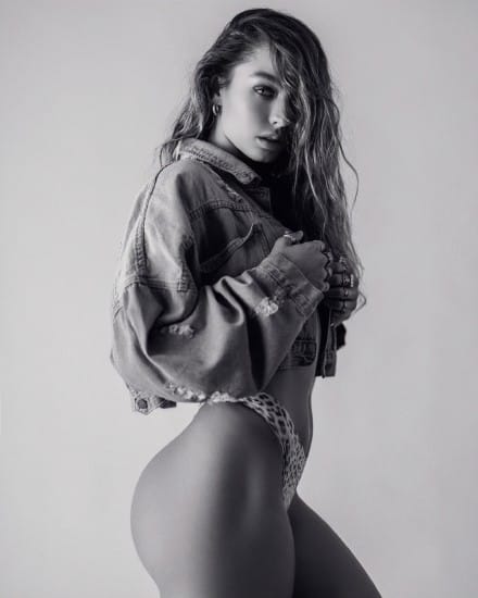 蜂腰翘臀却被质疑 丁字裤女王Sommer Ray怒怼网友