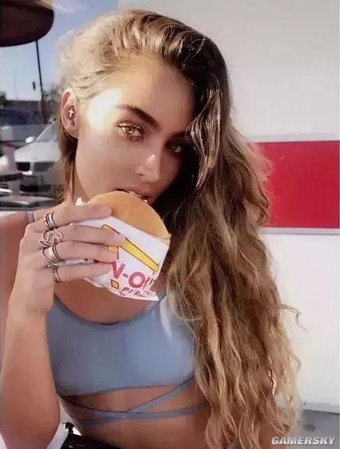 蜂腰翘臀却被质疑 丁字裤女王Sommer Ray怒怼网友