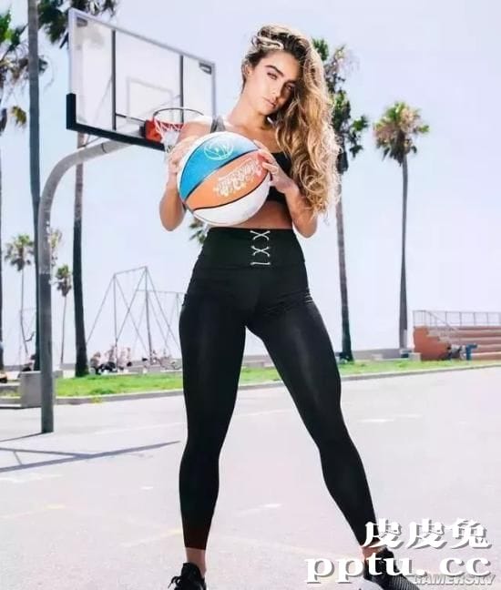 蜂腰翘臀却被质疑 丁字裤女王Sommer Ray怒怼网友