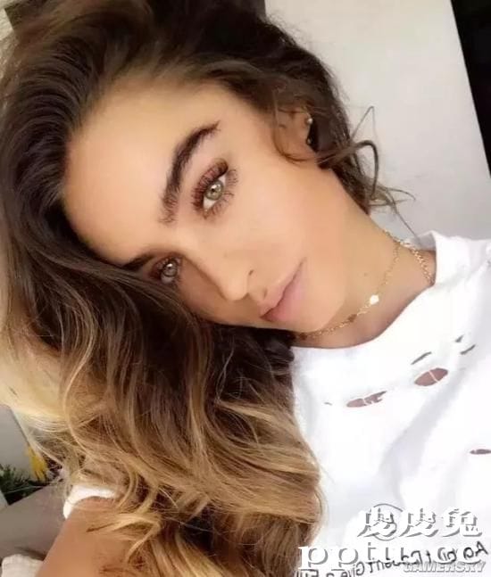 蜂腰翘臀却被质疑 丁字裤女王Sommer Ray怒怼网友