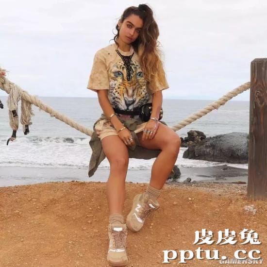 蜂腰翘臀却被质疑 丁字裤女王Sommer Ray怒怼网友