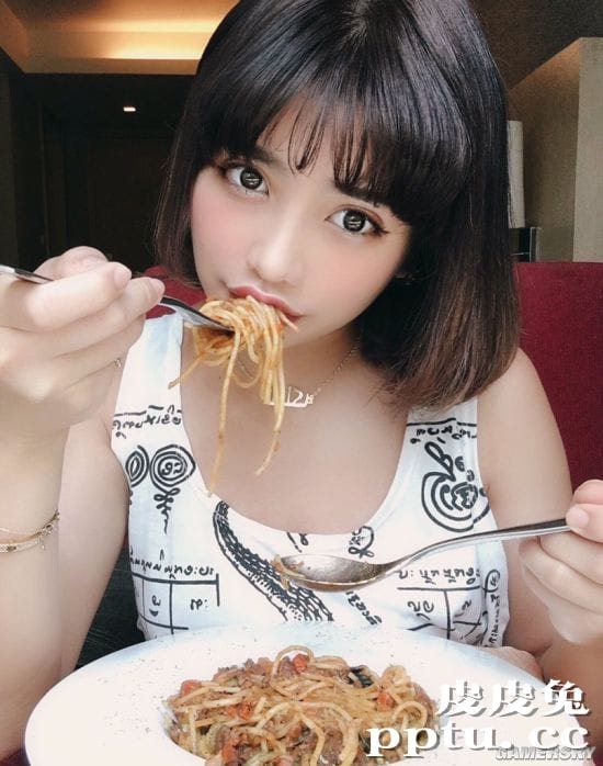 网红混血正妹晒宅家的理想与现实 恶搞丑照才是本体