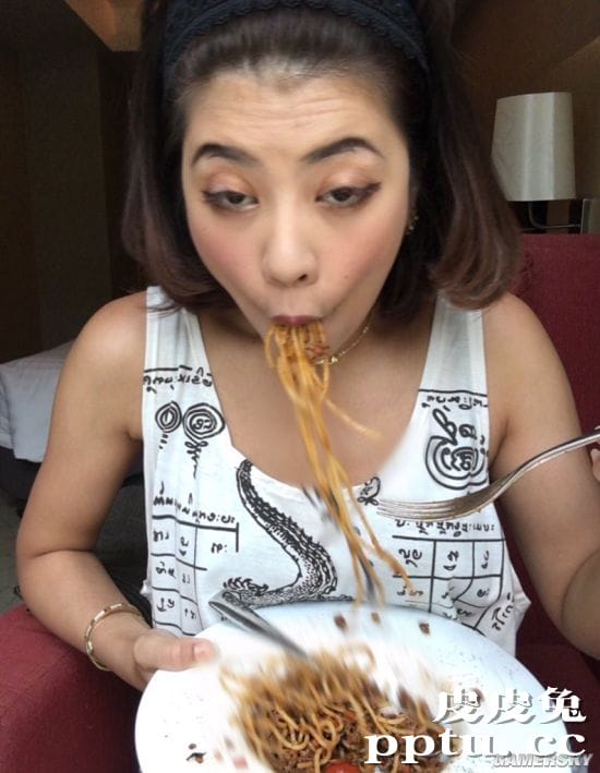 网红混血正妹晒宅家的理想与现实 恶搞丑照才是本体