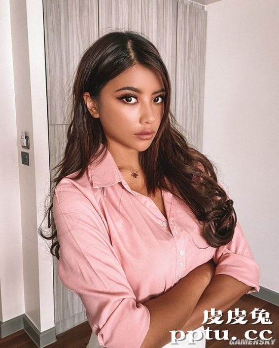 网红混血正妹晒宅家的理想与现实 恶搞丑照才是本体