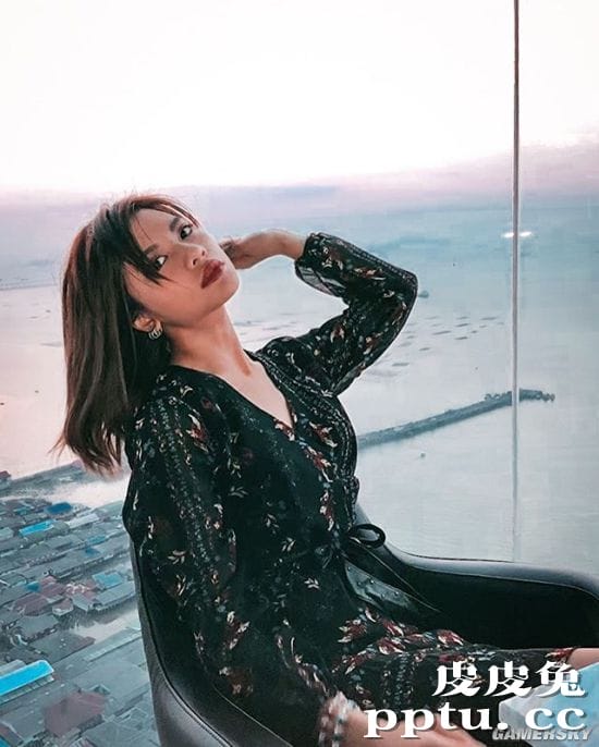 网红混血正妹晒宅家的理想与现实 恶搞丑照才是本体