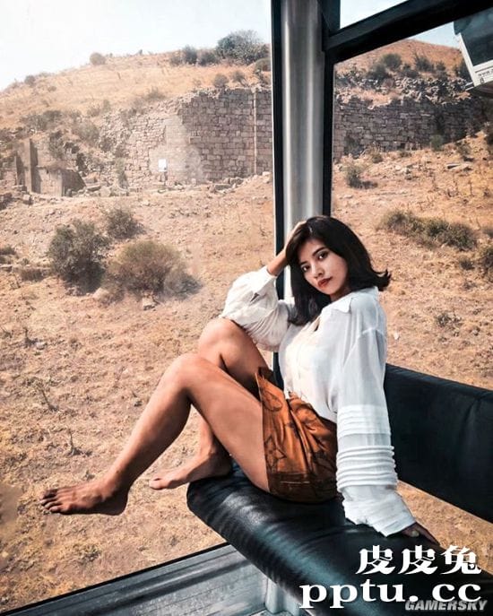 网红混血正妹晒宅家的理想与现实 恶搞丑照才是本体