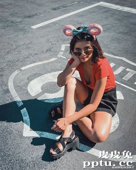 网红混血正妹晒宅家的理想与现实 恶搞丑照才是本体