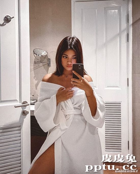 网红混血正妹晒宅家的理想与现实 恶搞丑照才是本体