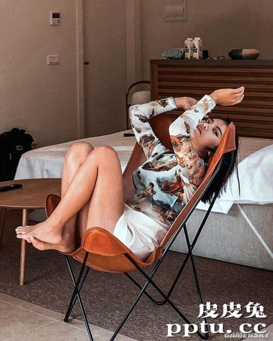 网红混血正妹晒宅家的理想与现实 恶搞丑照才是本体