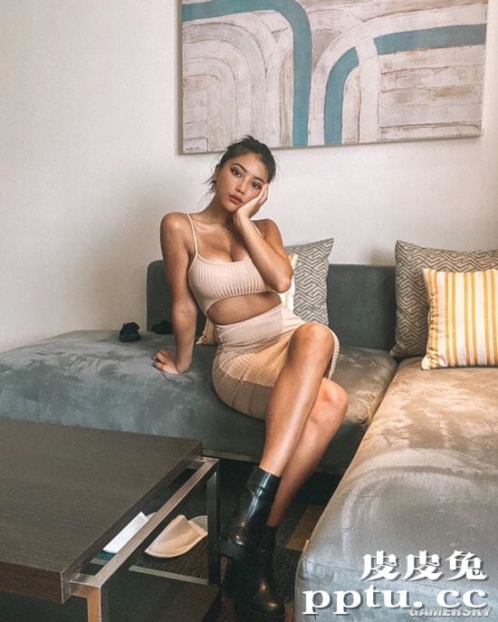 网红混血正妹晒宅家的理想与现实 恶搞丑照才是本体