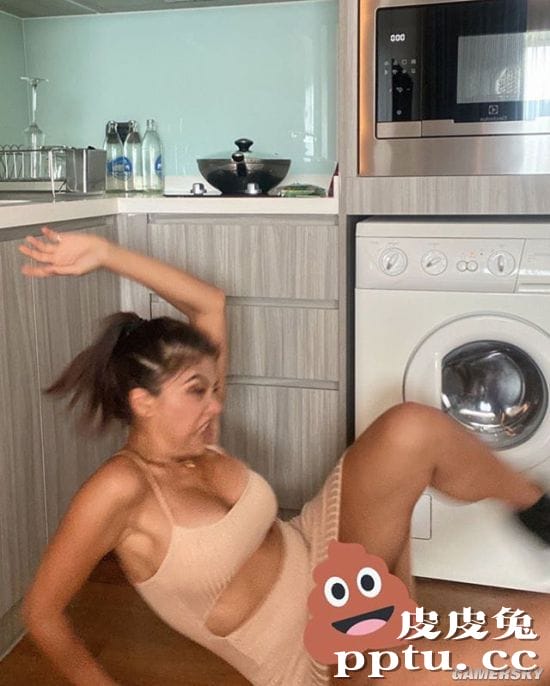 网红混血正妹晒宅家的理想与现实 恶搞丑照才是本体