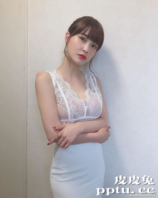 衣服快包不住的好身材 写真女星岸明日香