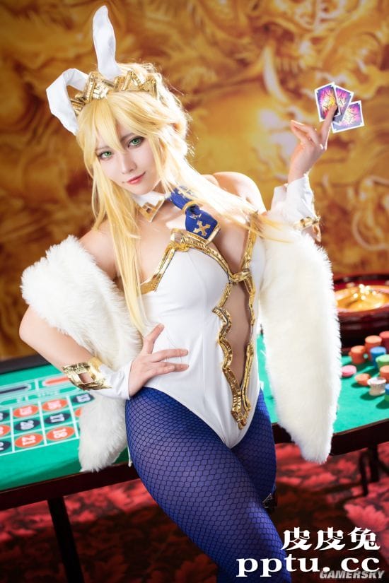 樱花妹COS《FGO》泳装狮子王 蓝丝兔女郎在线发牌-皮皮兔动漫