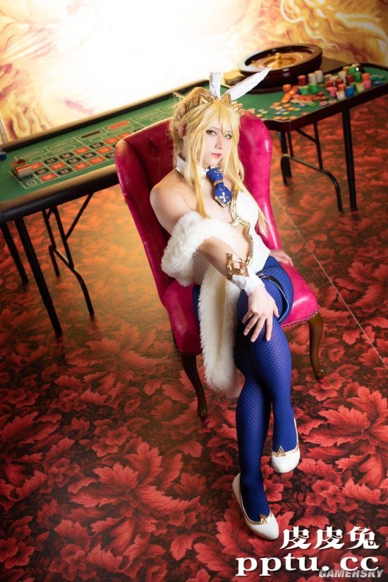 樱花妹COS《FGO》泳装狮子王 蓝丝兔女郎在线发牌