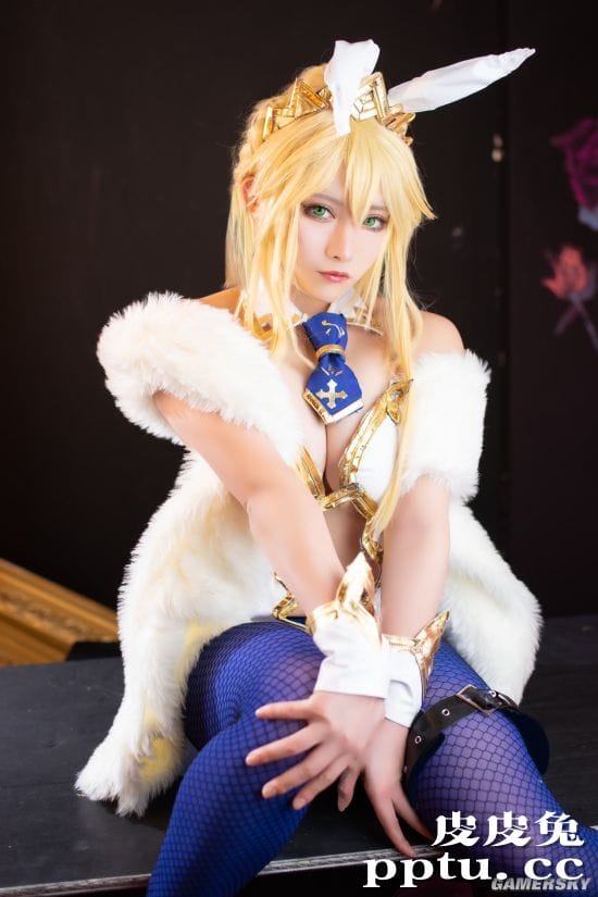 樱花妹COS《FGO》泳装狮子王 蓝丝兔女郎在线发牌