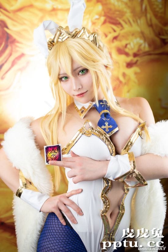 樱花妹COS《FGO》泳装狮子王 蓝丝兔女郎在线发牌