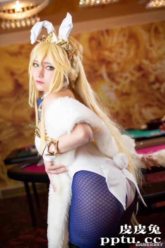 樱花妹COS《FGO》泳装狮子王 蓝丝兔女郎在线发牌