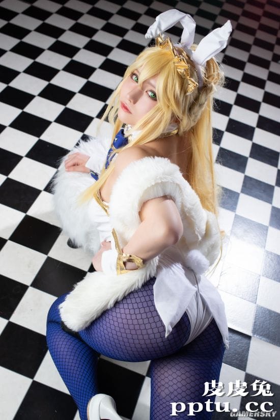 樱花妹COS《FGO》泳装狮子王 蓝丝兔女郎在线发牌