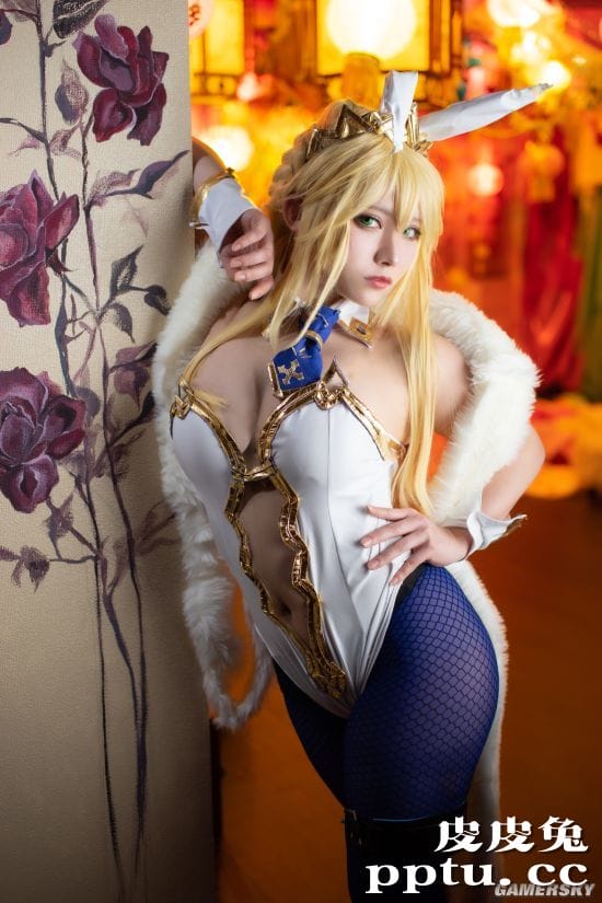 樱花妹COS《FGO》泳装狮子王 蓝丝兔女郎在线发牌
