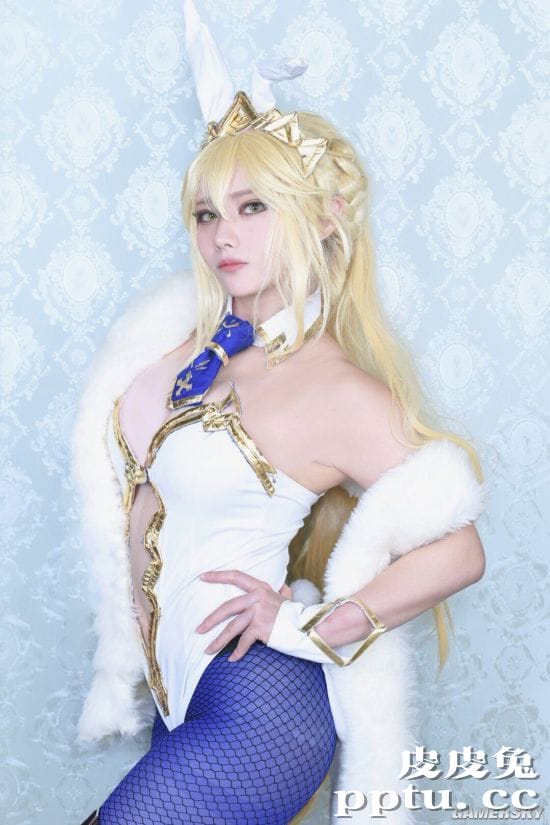 樱花妹COS《FGO》泳装狮子王 蓝丝兔女郎在线发牌