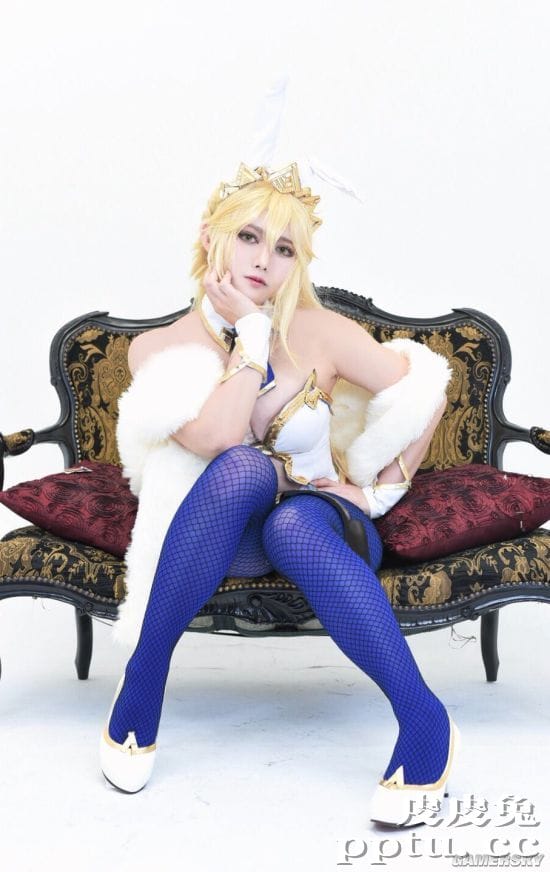 樱花妹COS《FGO》泳装狮子王 蓝丝兔女郎在线发牌