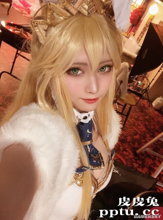樱花妹COS《FGO》泳装狮子王 蓝丝兔女郎在线发牌