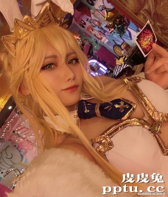 樱花妹COS《FGO》泳装狮子王 蓝丝兔女郎在线发牌