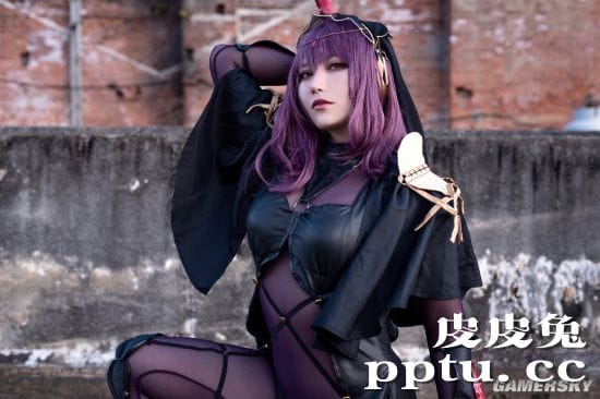 樱花妹COS《FGO》泳装狮子王 蓝丝兔女郎在线发牌