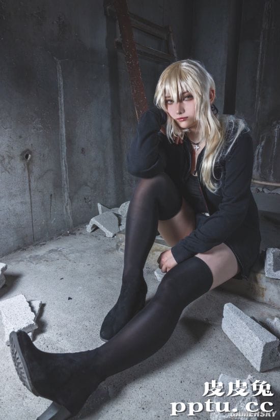 樱花妹COS《FGO》泳装狮子王 蓝丝兔女郎在线发牌