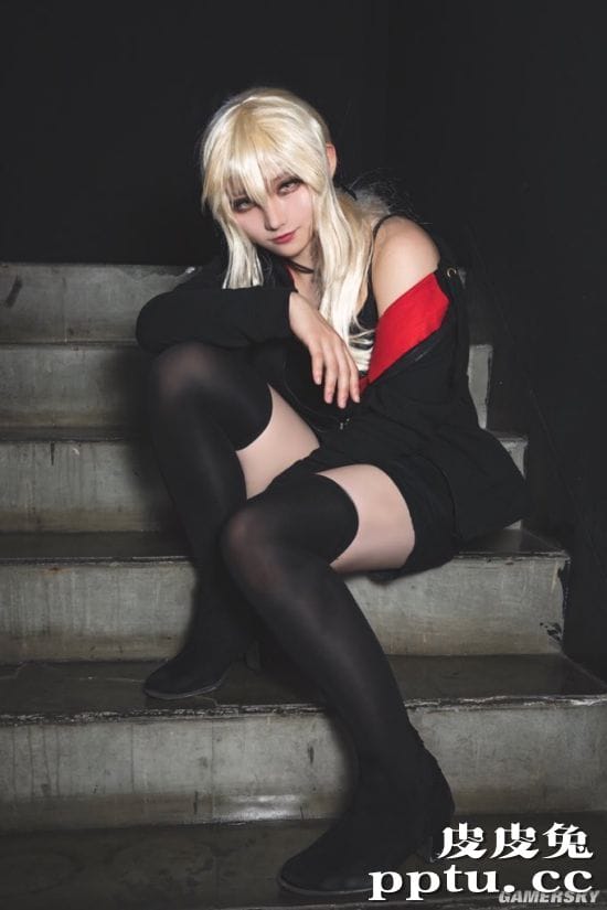 樱花妹COS《FGO》泳装狮子王 蓝丝兔女郎在线发牌