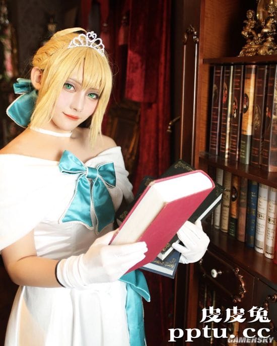 樱花妹COS《FGO》泳装狮子王 蓝丝兔女郎在线发牌