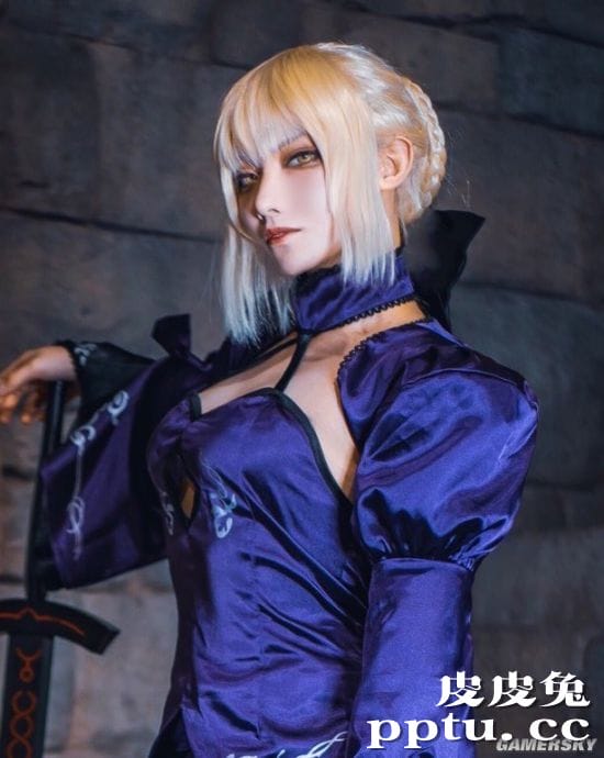 樱花妹COS《FGO》泳装狮子王 蓝丝兔女郎在线发牌