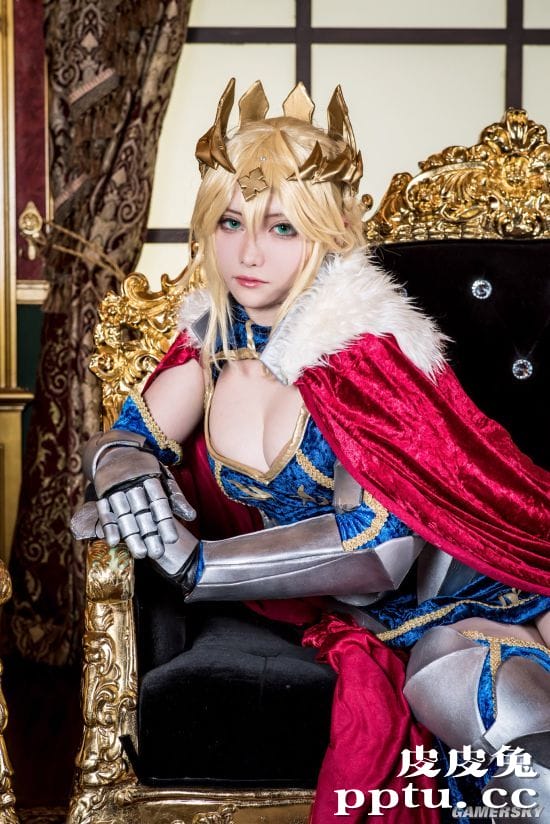 樱花妹COS《FGO》泳装狮子王 蓝丝兔女郎在线发牌