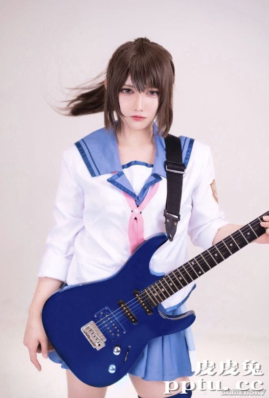 樱花妹COS《FGO》泳装狮子王 蓝丝兔女郎在线发牌