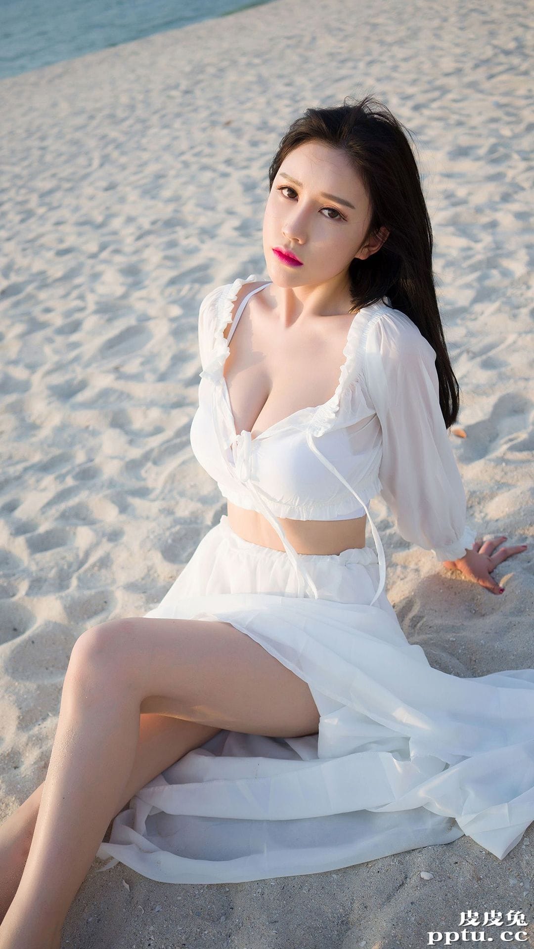 性感湿身美女海边爆乳性感美女壁纸-皮皮兔动漫